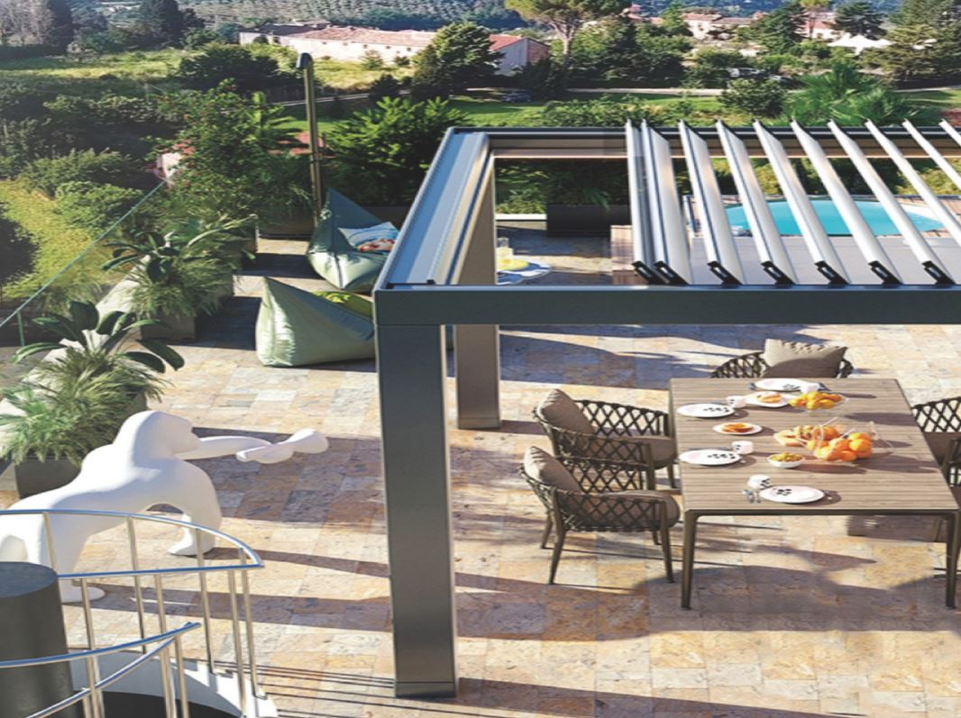 Bioklimatska pergola S150 PLUS z nastavljivimi aluminijastimi lamelami na terasi z razgledom